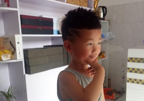 夏季小孩子剃什么发型好看 男孩露额剃两边短发帅气不挑脸