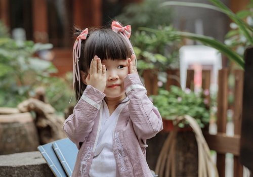 没想到女宝宝丸子头这么百搭 丸子头+汉服打造甜萌古装小萝莉