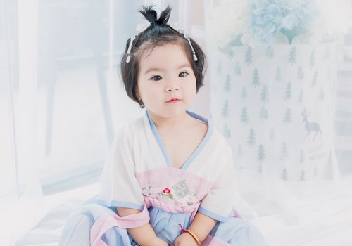 没想到女宝宝丸子头这么百搭 丸子头+汉服打造甜萌古装小萝莉