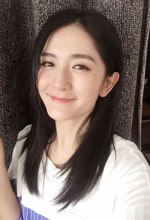 大头圆脸女生发型图片 魅力十足的女生长头发