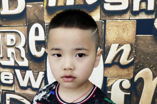 夏季小孩子剃什么发型好看 男孩露额剃两边短发帅气不挑脸