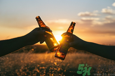啤酒冻成冰还能喝吗?啤酒冻了化开还能喝吗