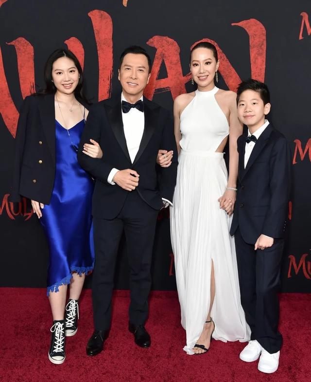 56岁甄子丹亮相红毯，墨镜+西装，男人味十足