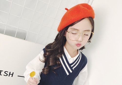 六岁小女孩长卷发又出新造型 适合妈妈在家给女儿烫的一次性卷发
