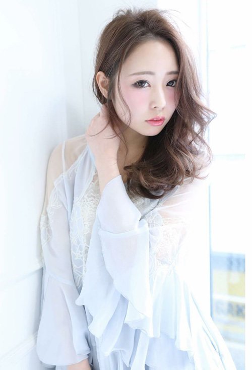 雅致内敛的女生梨花烫发型 长脸女生适合的中长烫发