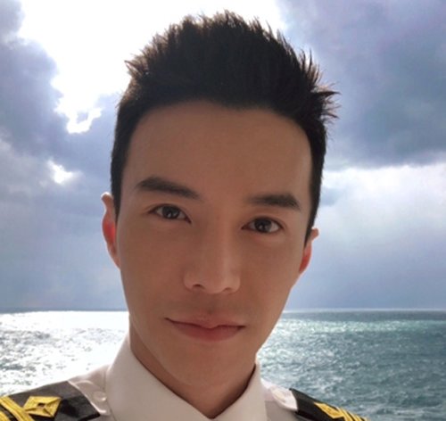 男生两边剃光的最帅气发型 刚剪短发感觉不错哦！