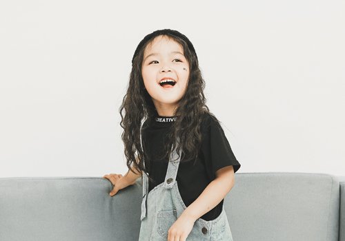 六岁小女孩长卷发又出新造型 适合妈妈在家给女儿烫的一次性卷发