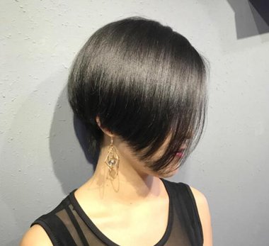 女生不对称波波头烫发发型图片 女生前长后短波波头侧面图