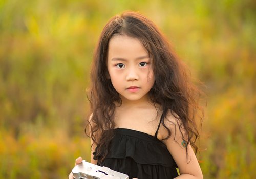 六岁小女孩长卷发又出新造型 适合妈妈在家给女儿烫的一次性卷发