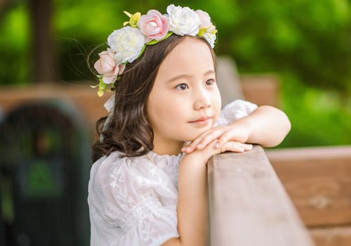六岁小女孩长卷发又出新造型 适合妈妈在家给女儿烫的一次性卷发