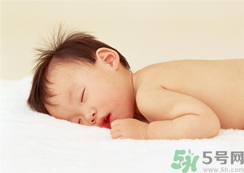 孩子睡觉不踏实翻来覆去的,孩子睡觉不安稳怎么回事