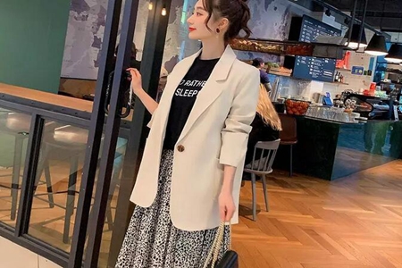 女人服饰想用衣品提升气质，那靠这4款单品
