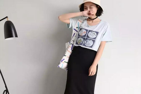 女人服饰T恤搭配半身裙，这样穿法都是时尚范