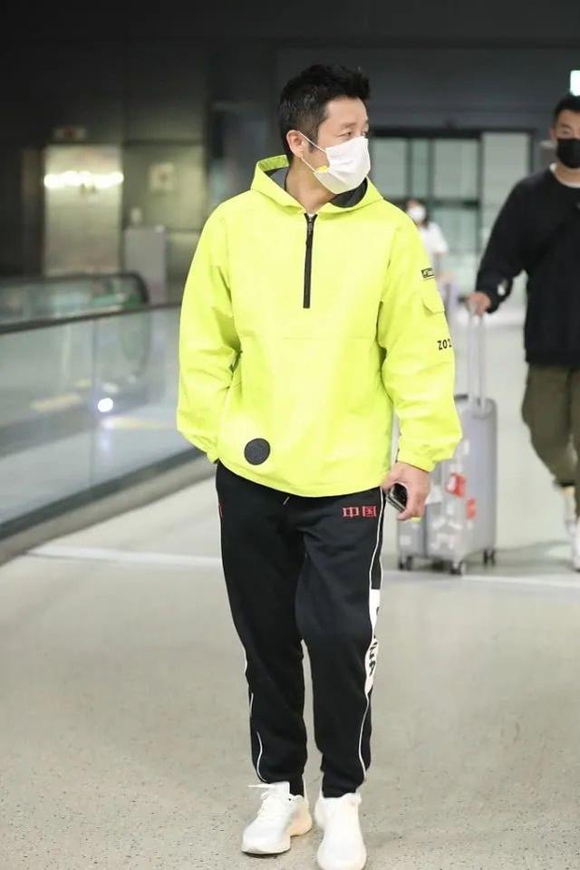162cm邹市明打造潮流范，偏爱运动风，小个子也能穿得很抢眼
