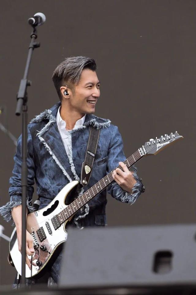 谢霆锋身穿牛仔套装，激情演唱，霸气十足！这外套没颜值驾驭不了