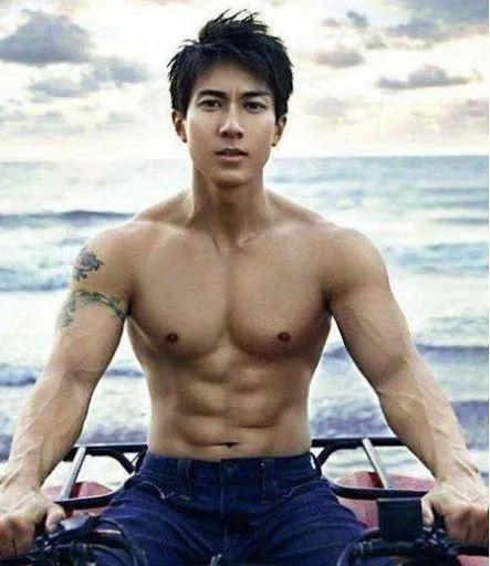 16位明星肌肉照，个个拥有8块腹肌，你更欣赏哪位