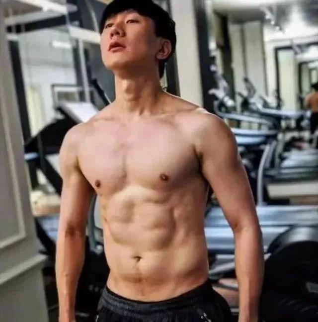16位明星肌肉照，个个拥有8块腹肌，你更欣赏哪位