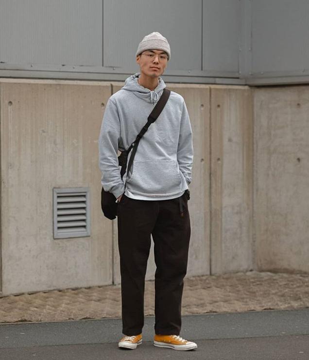 男士春天穿黑色裤子，外套颜色怎么选？这3种配色，时髦又显品位