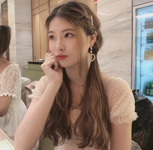圆脸扎发加上两缕龙须刘海添妩媚 超简单圆脸扎发增魅力实例