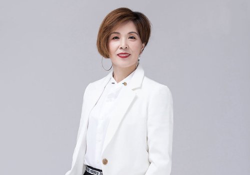 40多岁的女人没有发型比得过短发 没有烫纹理头的短发试试新形象