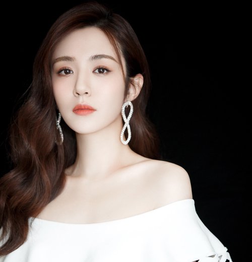 今年圆脸女生适合什么卷发 30岁的你梳这几款中长卷发优雅时尚