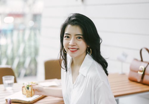 今年圆脸女生适合什么卷发 30岁的你梳这几款中长卷发优雅时尚