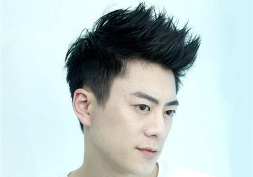尝试剪超高难度男生飞机头发型 调整飞机头长度是首选