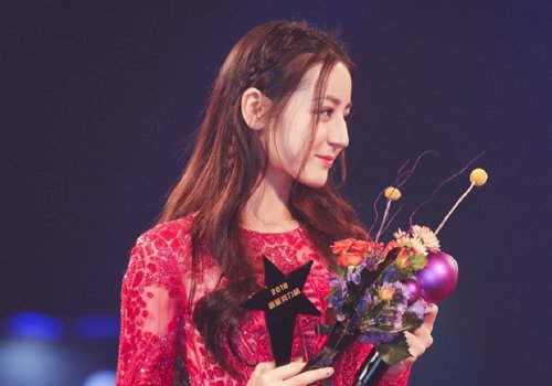 圆脸扎发加上两缕龙须刘海添妩媚 超简单圆脸扎发增魅力实例