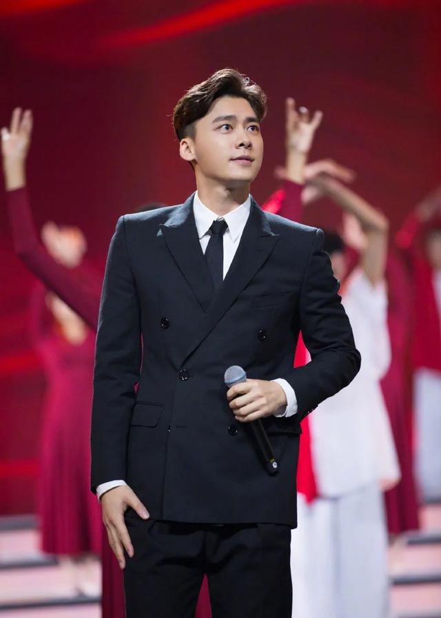 李易峰西装造型，演绎不同格调，男士很好的搭配模板