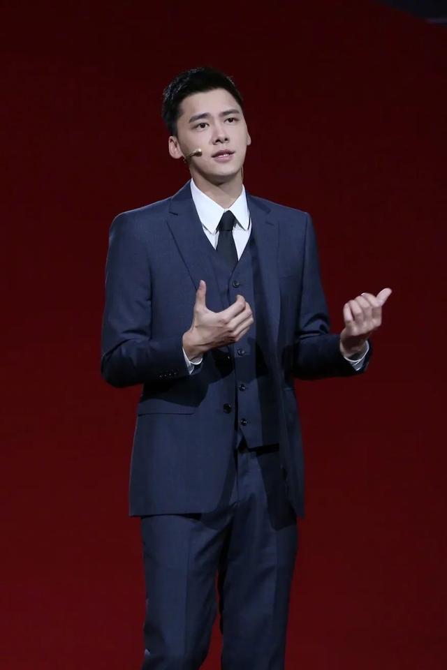 李易峰西装造型，演绎不同格调，男士很好的搭配模板