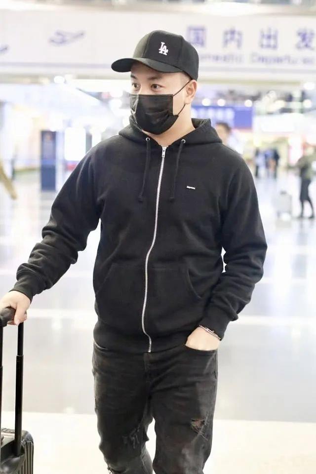 童年男神释小龙，连帽卫衣搭配破洞牛仔裤，造型时髦帅气