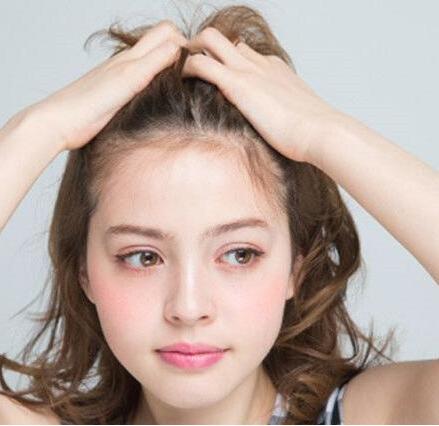 甜美女生洋气丸子头扎法图解教程