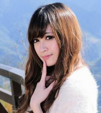颧骨高女生适合的长卷发