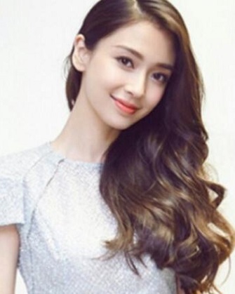 女生波浪大卷中长发发型  轻松呈现最美气质