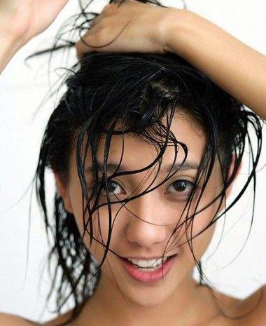女生头发分叉用什么护发素 头发分叉女生使用护发素方法