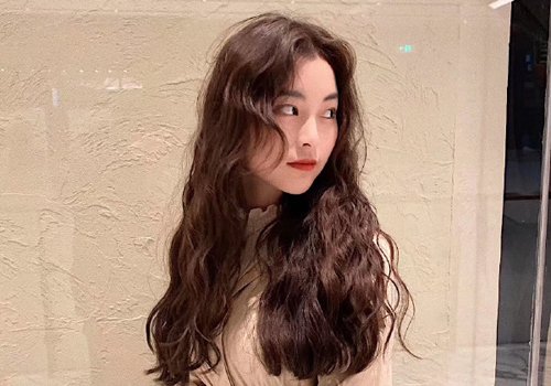 大脸女孩子最在意的发型梳法图片 好看的头发也要好梳才堪称合理