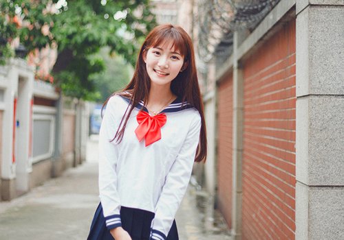 圆脸厚头发女生适合什么发型 自来卷女生打理发型唯一准则不蓬松