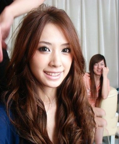 浅棕梨木色头发造型 女生时尚发色图片大全