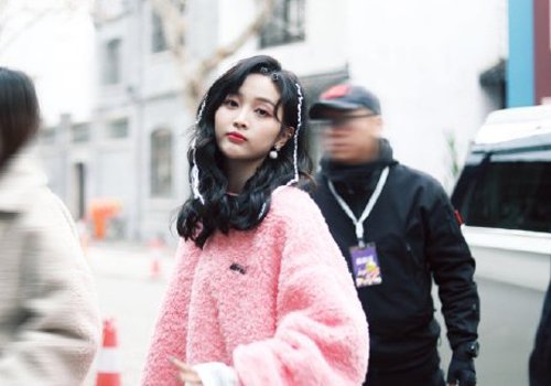 大脸女孩子最在意的发型梳法图片 好看的头发也要好梳才堪称合理