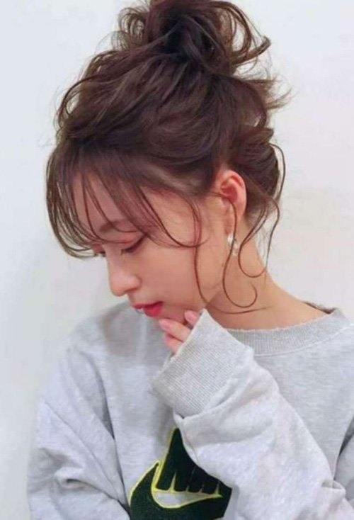 大长脸女生扎高花苞头发型 易学更显优雅的女生扎发
