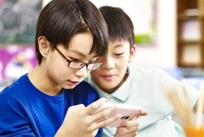 孩子玩手机游戏的危害这几点要知道 
