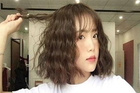 流行的中长发烫发造型推荐，这个秋冬做最温柔的女子