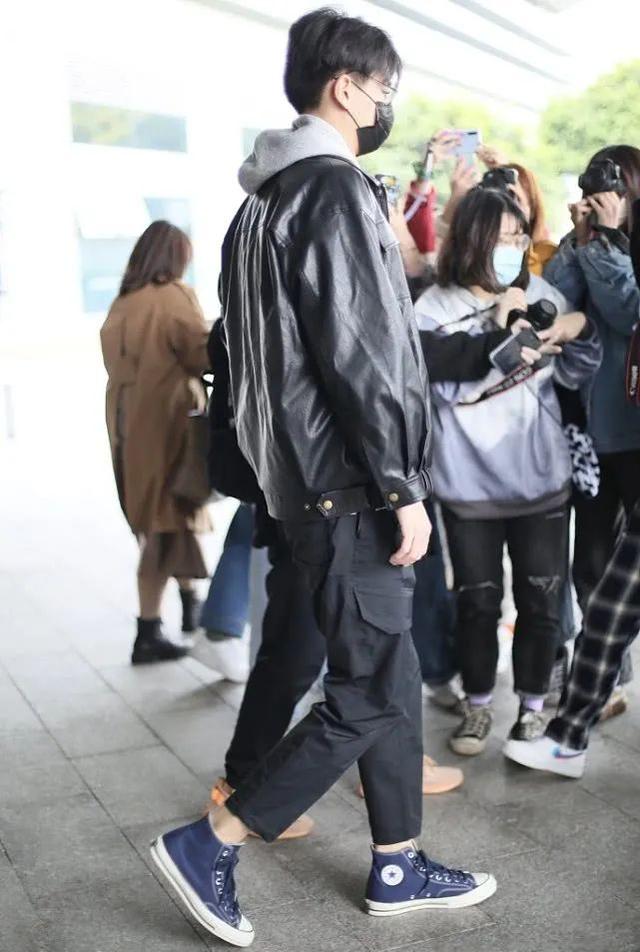 身高188的胡一天，Converse+皮夹克，轻松打造潮男范