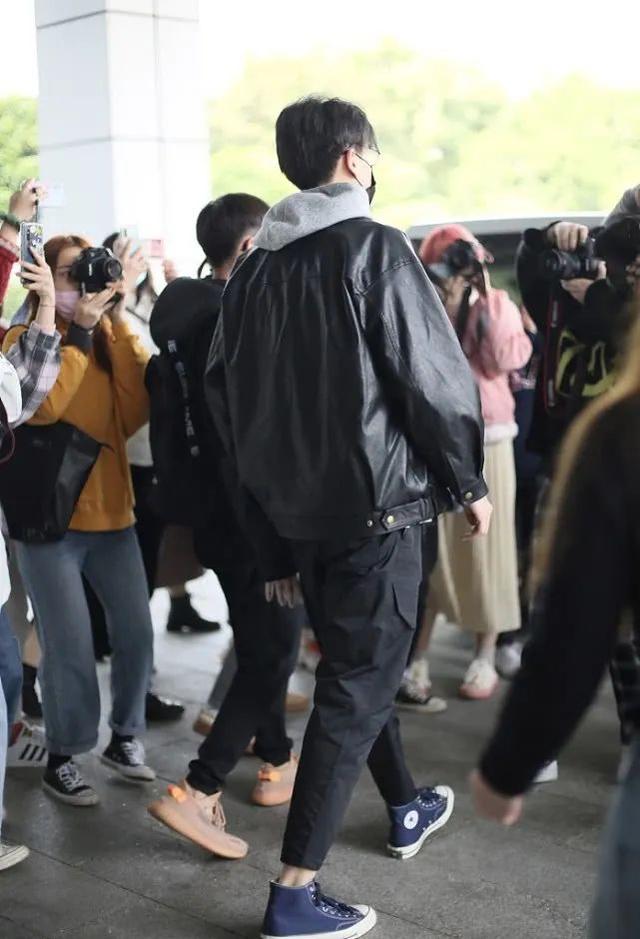 身高188的胡一天，Converse+皮夹克，轻松打造潮男范