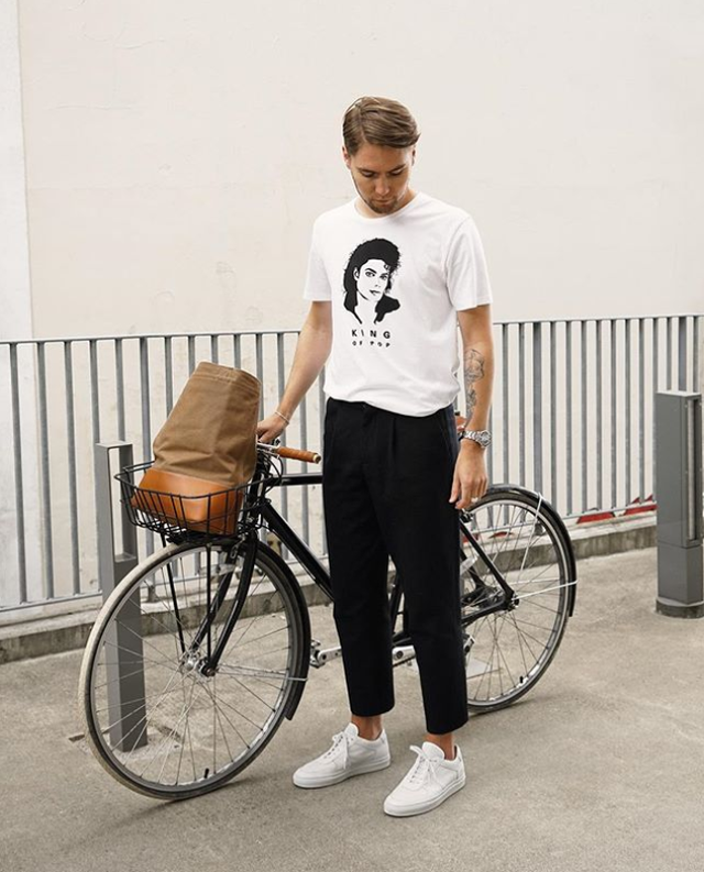 如何用黑白灰单品，穿出简洁时髦感？这位时尚博主造型就很经典
