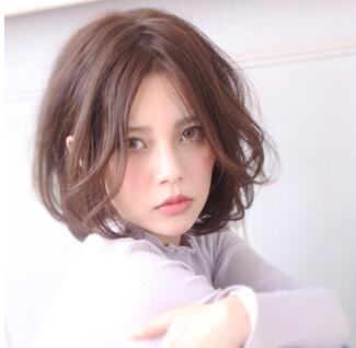 女生好看的短卷发发型2022