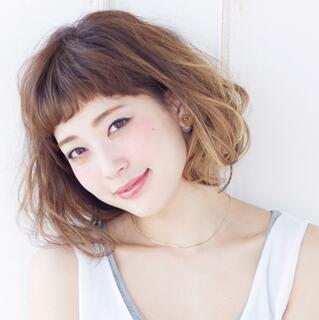 女生好看的短卷发发型2022