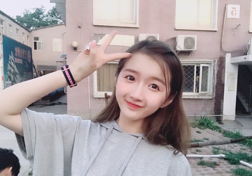 个矮圆脸女生不必要把头发剪得太短 试试最新披肩中发时髦又显高