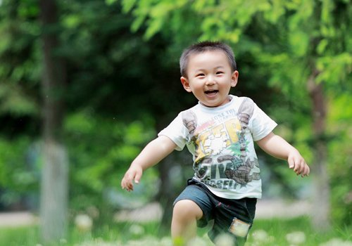 再也不想看到2岁小孩剃光头 好看男童发型这么多为什么要为难自己
