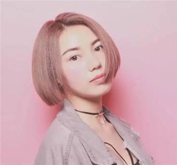 刘胡兰式的短发显老吗？ 女生剪了个刘胡兰发型怎么不显老气